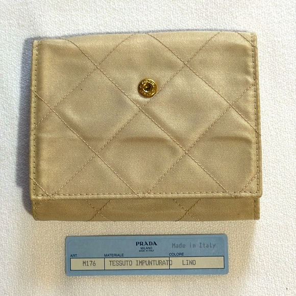 ๐ฏ AUTHENTIC NWOT PRADA NYLON COMPACT BIFOLD WALLET MINT - Picture 2 of 15